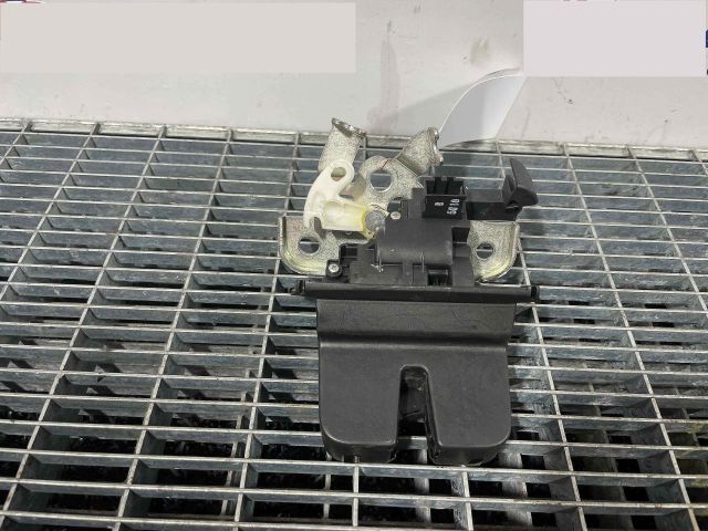 bontott SKODA SUPERB II Csomagtérajtó Ütköző