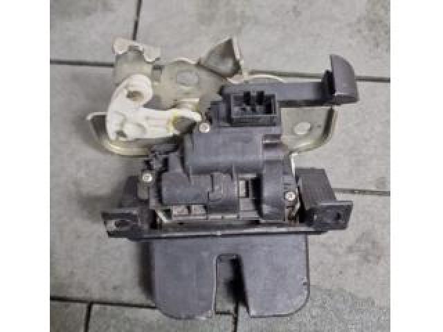 bontott SKODA SUPERB II Csomagtérajtó Zárszerkezet