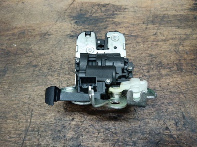 bontott SKODA SUPERB II Csomagtérajtó Zárszerkezet