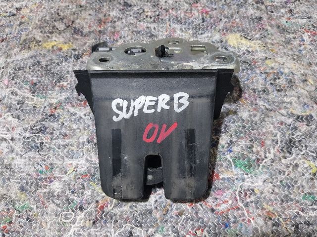 bontott SKODA SUPERB II Csomagtérajtó Zárszerkezet