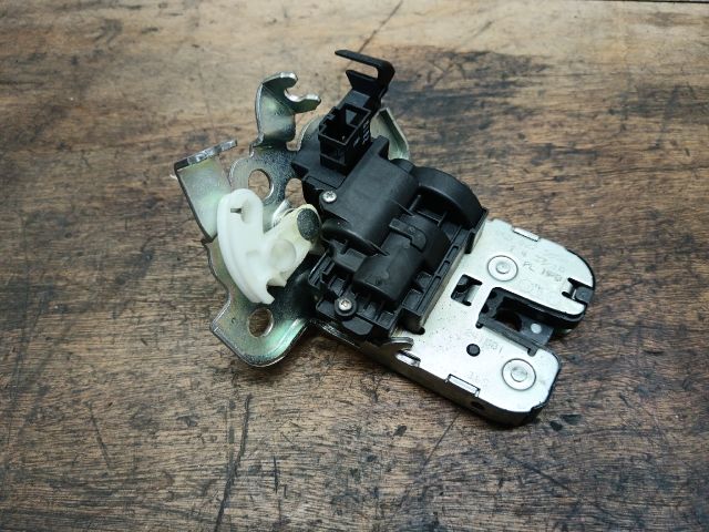 bontott SKODA SUPERB II Csomagtérajtó Zárszerkezet