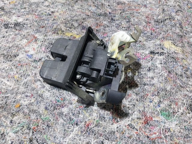 bontott SKODA SUPERB II Csomagtérajtó Zárszerkezet