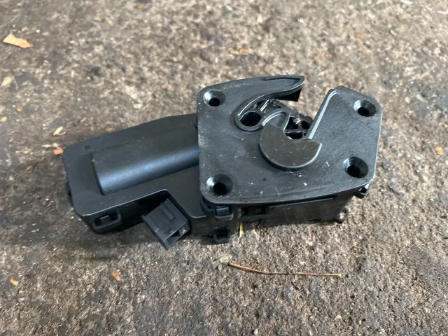 bontott SKODA SUPERB II Csomagtérajtó Zárszerkezet