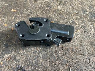 bontott SKODA SUPERB II Csomagtérajtó Zárszerkezet