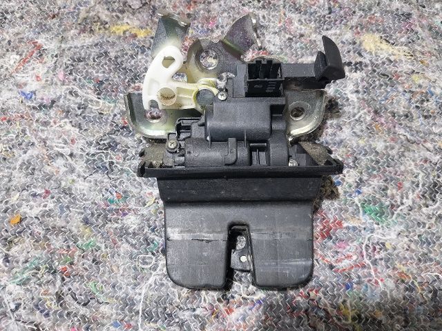 bontott SKODA SUPERB II Csomagtérajtó Zárszerkezet