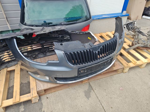bontott SKODA SUPERB II Első Lökhárító (Részeivel)