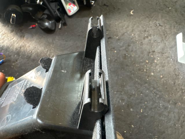 bontott SKODA SUPERB II Első Tároló Rekesz