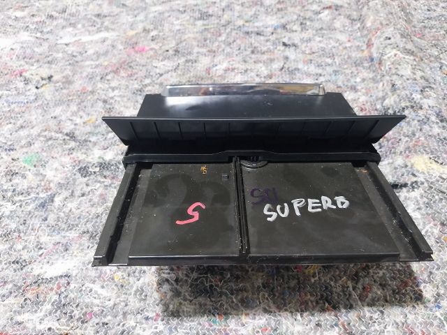 bontott SKODA SUPERB II Első Tároló Rekesz