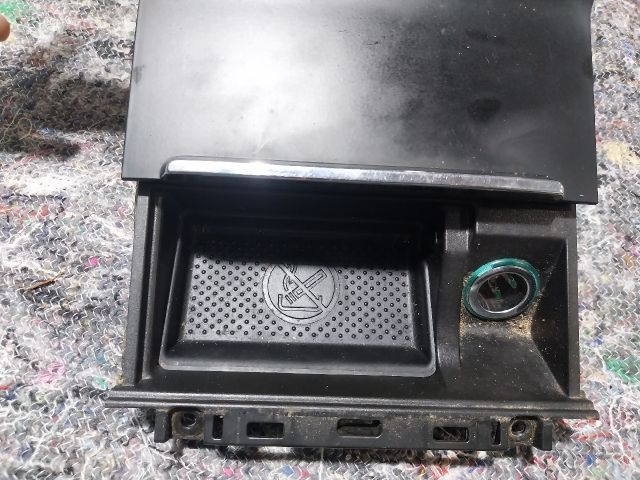 bontott SKODA SUPERB II Első Tároló Rekesz