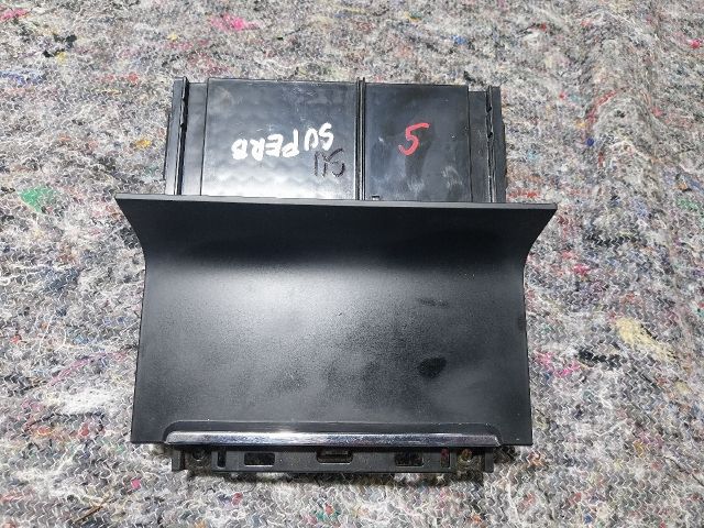 bontott SKODA SUPERB II Első Tároló Rekesz