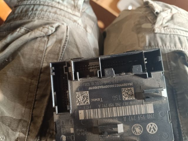 bontott SKODA SUPERB II Jobb első Ajtó Vezérlőegység