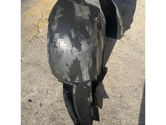 bontott SKODA SUPERB II Jobb első Dobbetét (Kerékjárati, Műanyag)