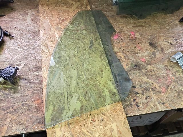 bontott SKODA SUPERB II Jobb első Fixüveg (Ajtóban)