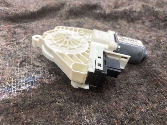 bontott SKODA SUPERB II Jobb hátsó Ablakemelő Motor