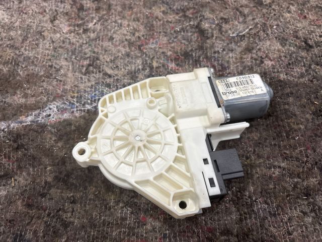bontott SKODA SUPERB II Jobb hátsó Ablakemelő Motor