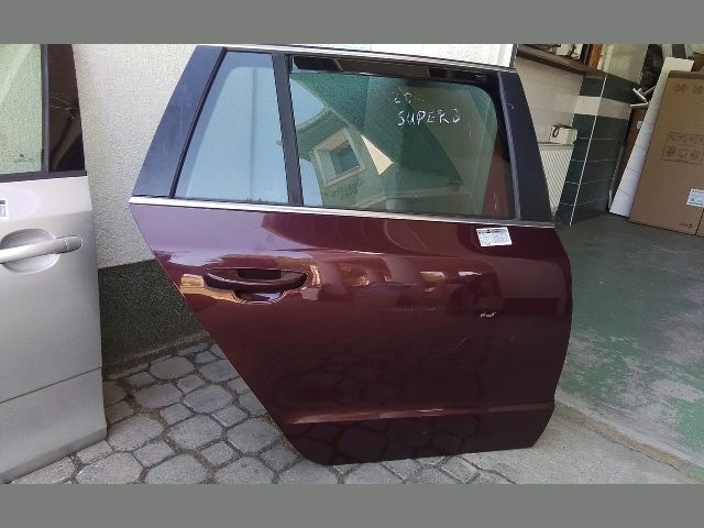 bontott SKODA SUPERB II Jobb hátsó Ajtó (Részeivel)