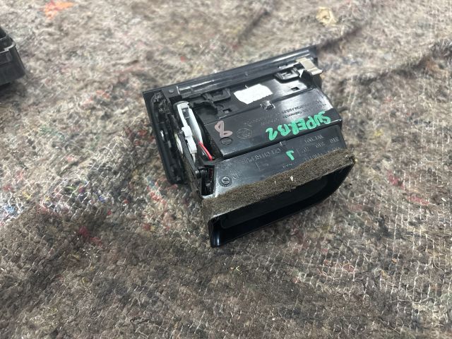 bontott SKODA SUPERB II Jobb Szellőző