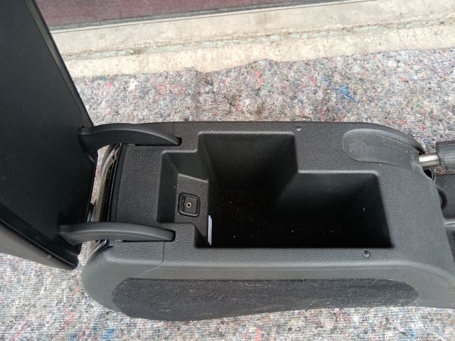 bontott SKODA SUPERB II Könyöklő