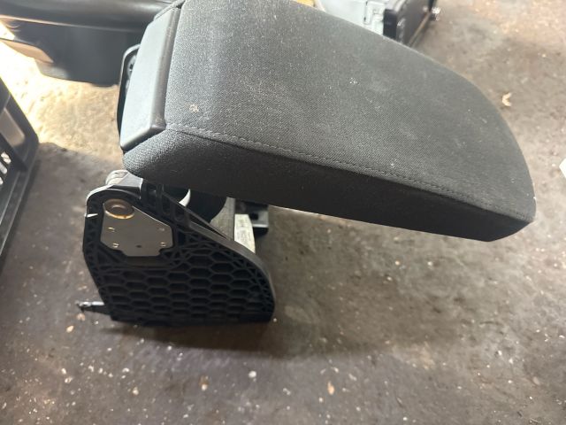 bontott SKODA SUPERB II Könyöklő