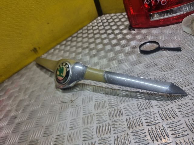 bontott SKODA SUPERB II Motorháztető Díszléc Első