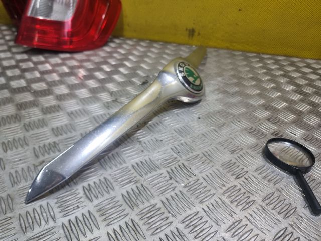 bontott SKODA SUPERB II Motorháztető Díszléc Első