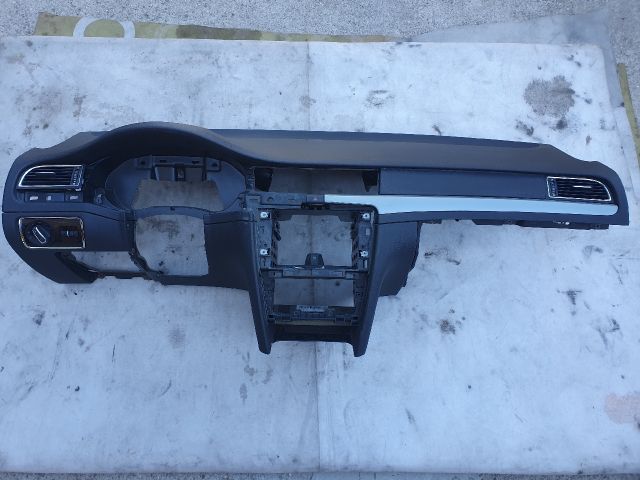 bontott SKODA SUPERB II Műszerfal Héj