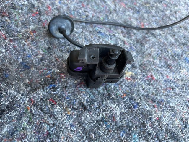 bontott SKODA SUPERB II Tankajtó Nyitó Kar / Gomb