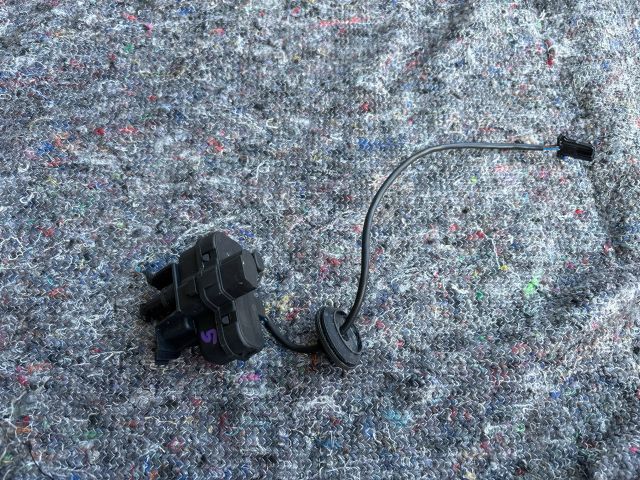 bontott SKODA SUPERB II Tankajtó Nyitó Kar / Gomb