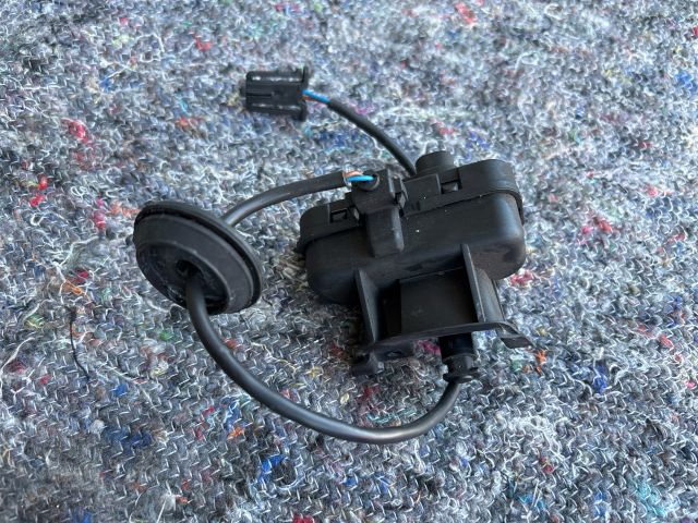 bontott SKODA SUPERB II Tankajtó Nyitó Kar / Gomb