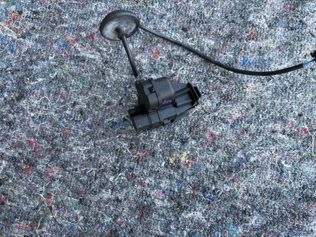 bontott SKODA SUPERB II Tankajtó Nyitó Kar / Gomb