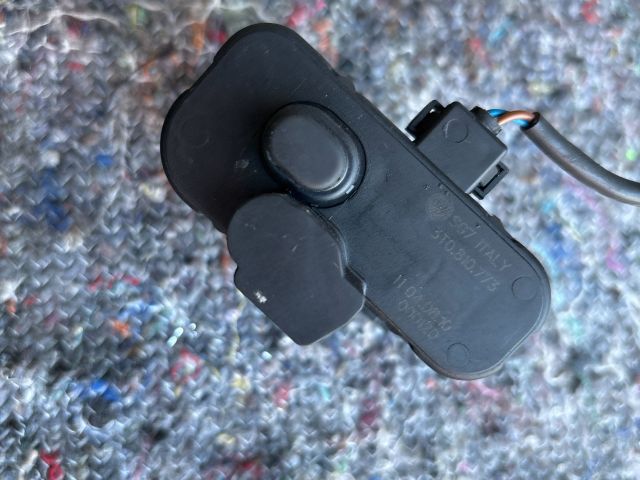 bontott SKODA SUPERB II Tankajtó Nyitó Kar / Gomb