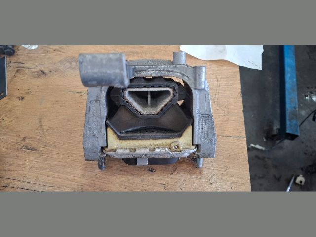 bontott SKODA SUPERB III Motor Tartó Bak Jobb