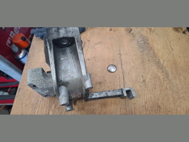 bontott SKODA SUPERB III Motor Tartó Bak Jobb