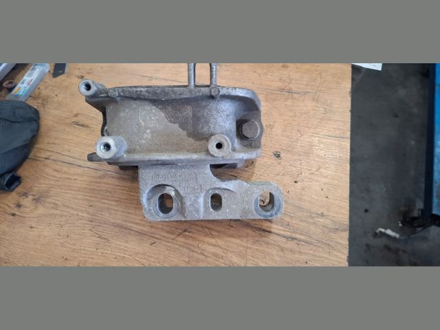 bontott SKODA SUPERB III Motor Tartó Bak Jobb