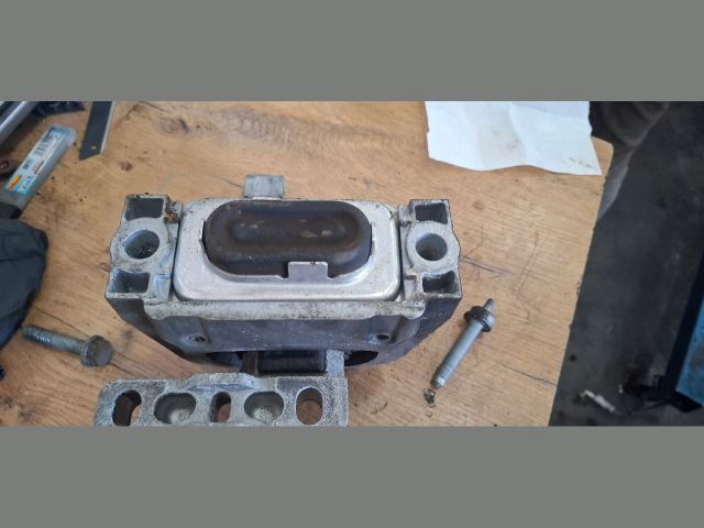 bontott SKODA SUPERB III Motor Tartó Bak Jobb