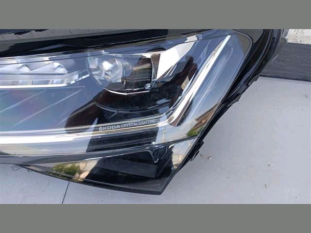 bontott SKODA SUPERB III Bal Fényszóró