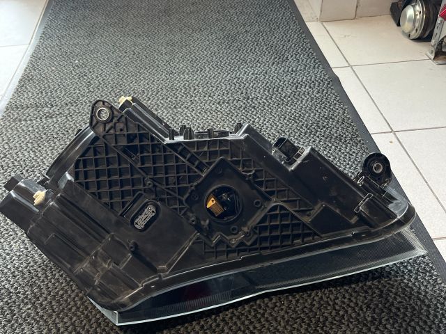 bontott SKODA SUPERB III Bal Fényszóró