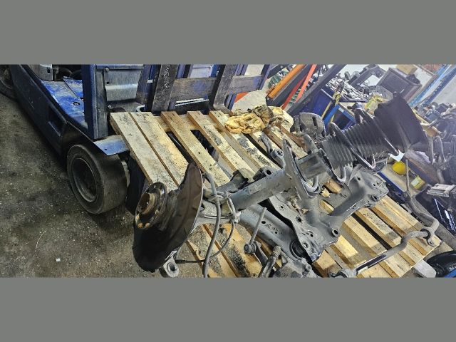 bontott SKODA SUPERB III Bal Gólyaláb Csonkállvánnyal