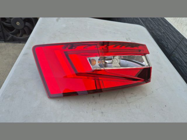 bontott SKODA SUPERB III Bal Hátsó Lámpa