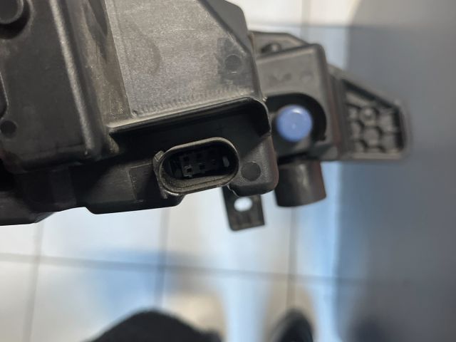 bontott SKODA SUPERB III Bal Ködfényszóró