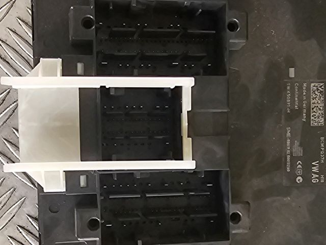 bontott SKODA SUPERB III Biztosítéktábla Utastér