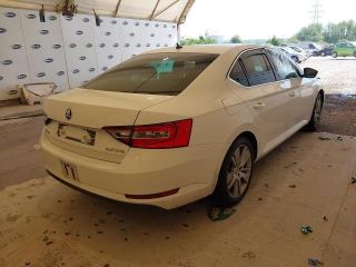 bontott SKODA SUPERB III Csomagtérajtó Kilincs