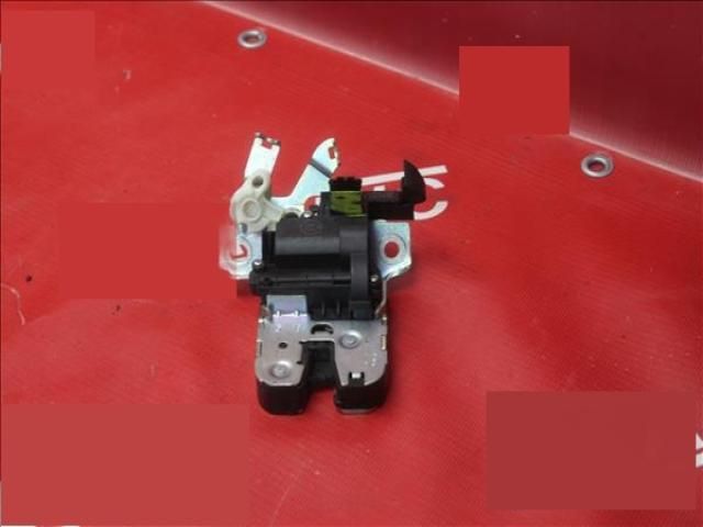 bontott SKODA SUPERB III Csomagtérajtó Zárszerkezet