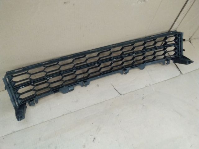 bontott SKODA SUPERB III Első Lökhárító Alsó Középső Díszrács