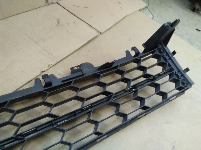 bontott SKODA SUPERB III Első Lökhárító Alsó Középső Díszrács