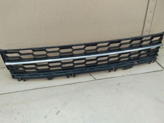 bontott SKODA SUPERB III Első Lökhárító Alsó Középső Díszrács