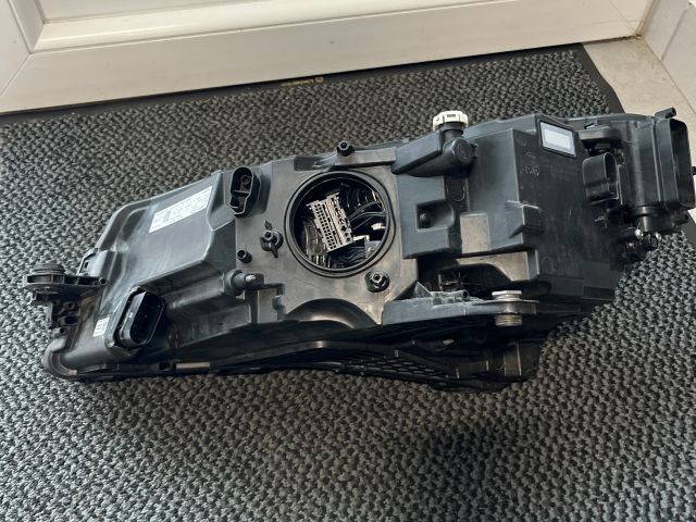 bontott SKODA SUPERB III Jobb Fényszóró