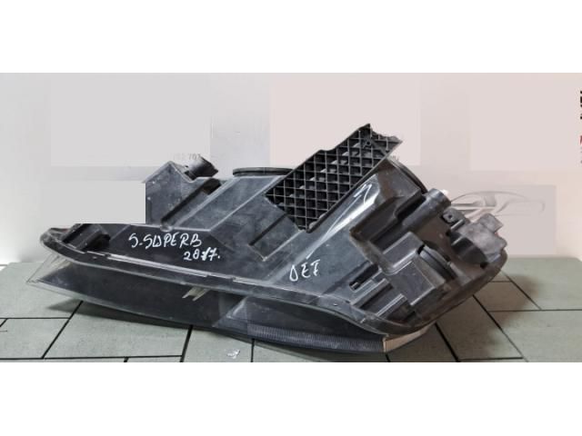 bontott SKODA SUPERB III Jobb Fényszóró