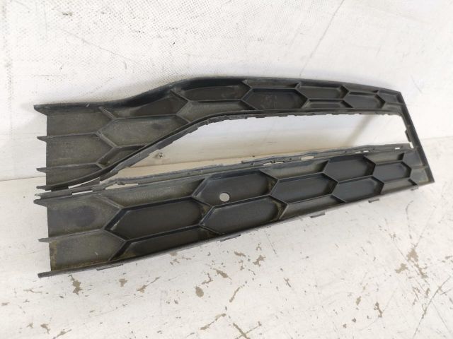 bontott SKODA SUPERB III Jobb Ködlámpa Rács