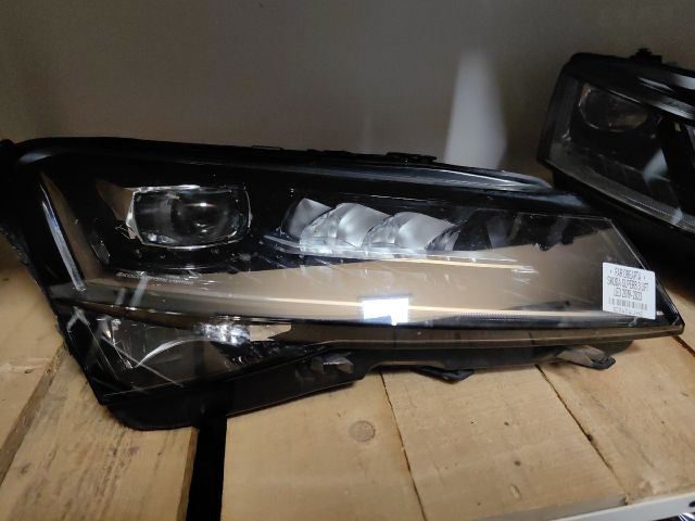 bontott SKODA SUPERB III Jobb Ledes Fényszóró